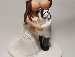 kissing-couple-cake-topper