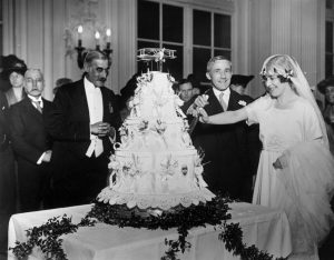 plane-wedding-cake-topper